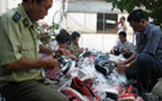 Tiêu hủy giày và túi xách giả